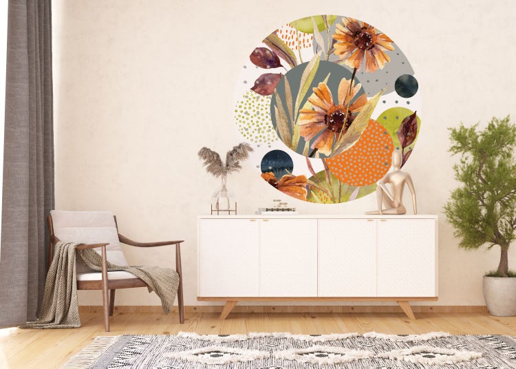 Wohnzimmer mit Sessel, Teppich, Kommode und Wandtattoo mit Blumenmuster