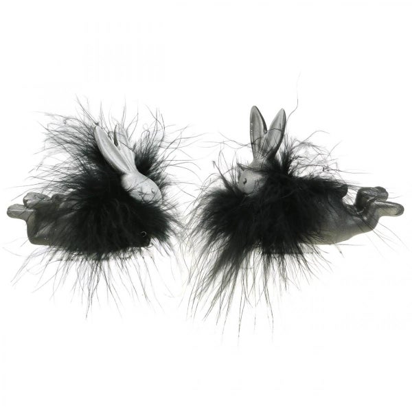 Zwei Hasenfiguren mit Federn als Dekoration