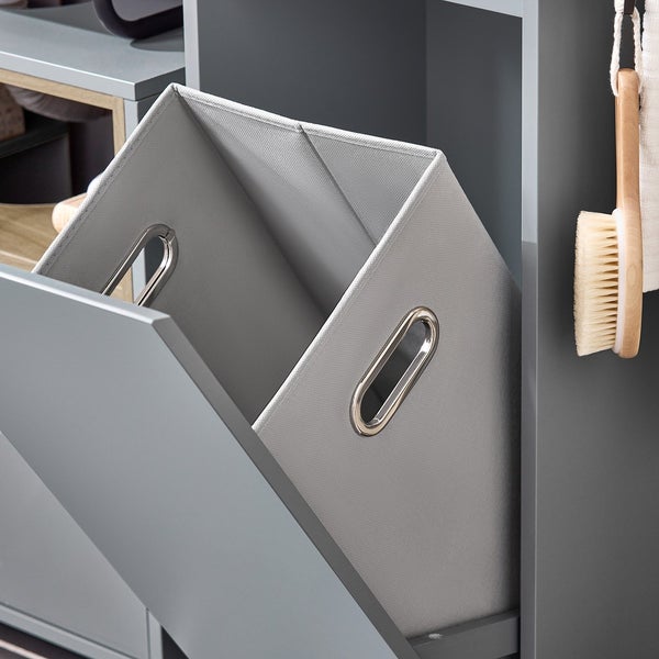 Grauer Stoffbehälter mit Griffen in einem Badezimmerregal