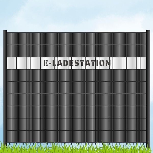 Sichtschutzzaun mit dem Schriftzug E-Ladestation