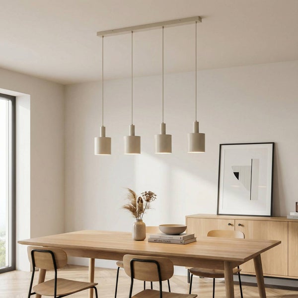 Hängelampe mit vier Leuchten über einem Holzesstisch in einem hellen Raum.