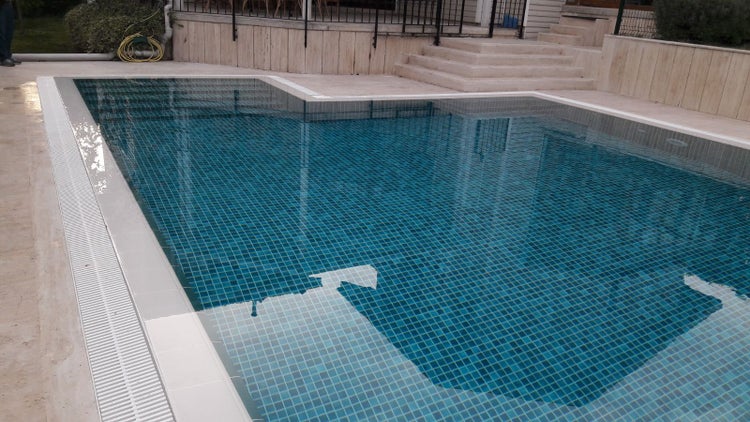 Gepresstes Glasmosaik auf Netz für Badezimmer und Küche 32.5cm x 51.5cm - Bahamas Pool
