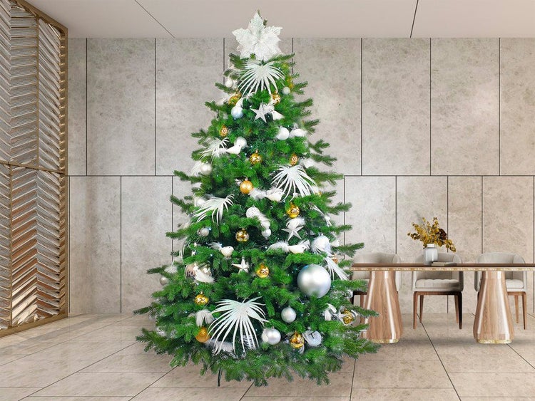 Geschmückter Weihnachtsbaum mit Kugeln, Sternen und Dekoration in einem modern eingerichteten Wohnbereich.