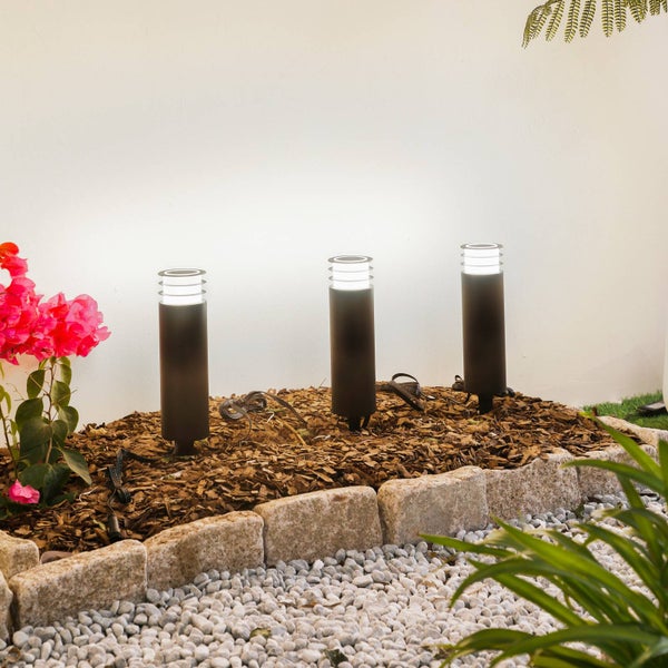 Set aus drei schwarzen zylindrischen Gartenleuchten mit Erdspieß, Durchmesser 7,6 Zentimeter, Höhe 41,7 Zentimeter und variablen Kabellängen.