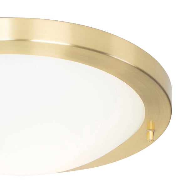 Detailansicht einer runden Deckenleuchte mit gebürstetem Metallrahmen in Messing-Optik und weißem Diffusor.