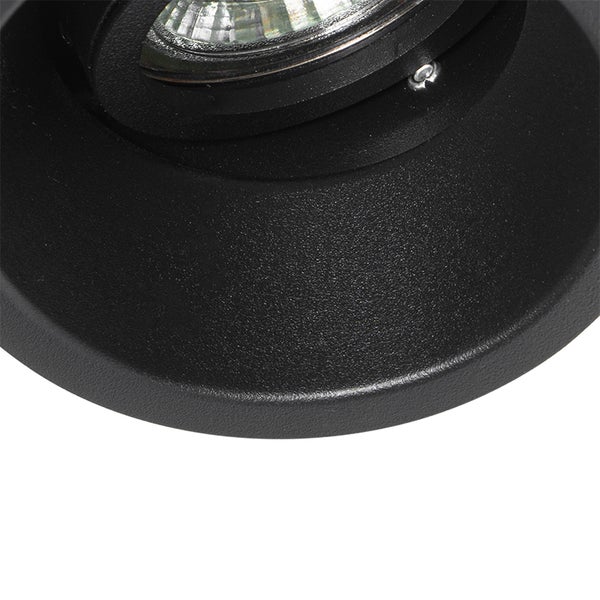 Nahaufnahme eines schwarzen Einbaustrahlers mit strukturierter Oberfläche.