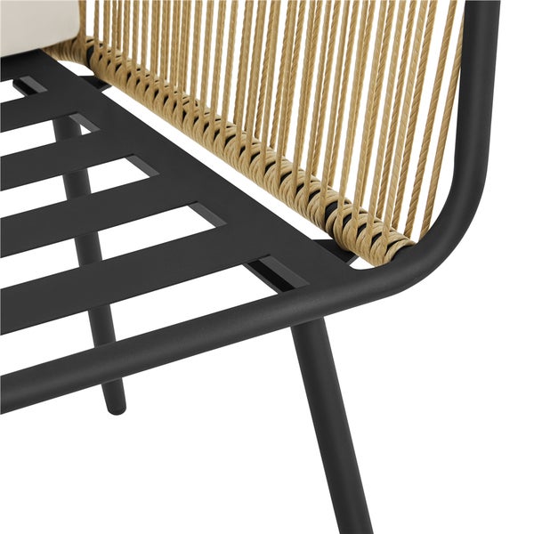 Detailansicht eines Gartenstuhls mit schwarzem Metallgestell, Latten-Sitzfläche und beigefarbenem Seilgeflecht an der Rückenlehne.