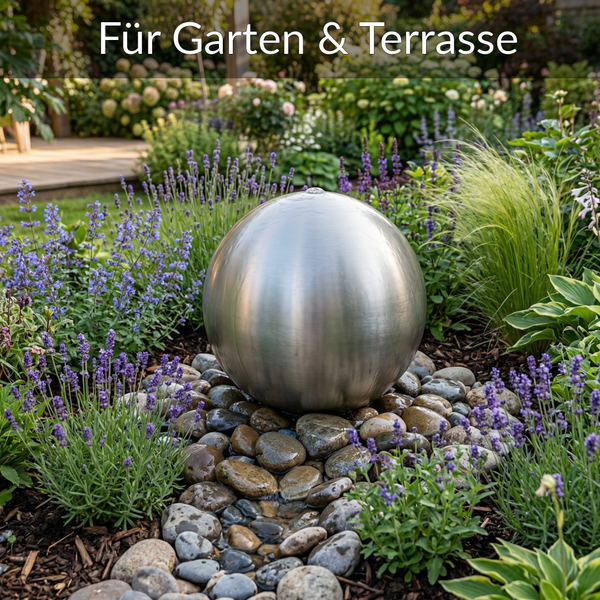 Edelstahl-Kugelbrunnen in einem Beet mit Flusssteinen, Lavendel und Gräsern im Garten. Text: Für Garten und Terrasse.