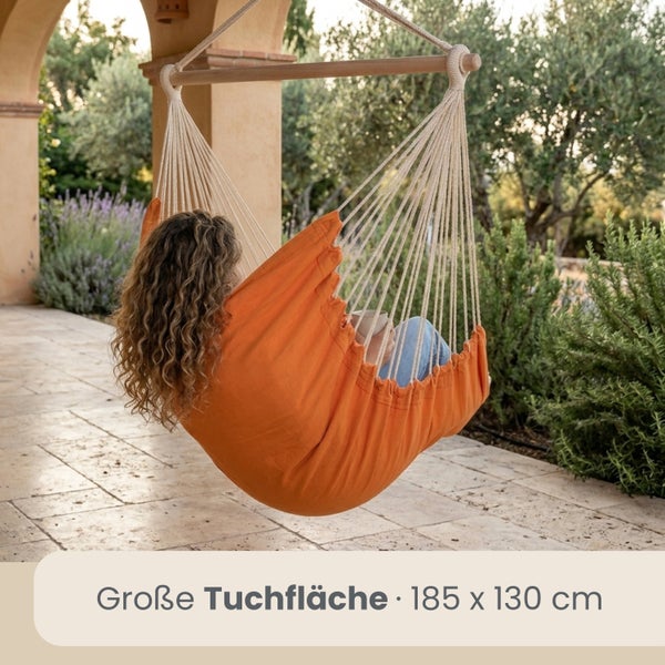 Hängesessel mit großer Tuchfläche von 185 mal 130 Zentimetern auf einer Terrasse mit mediterraner Bepflanzung.