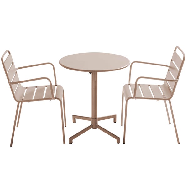 Dreiteiliges Gartenmöbel-Set bestehend aus einem runden Bistrotisch und zwei Armlehnstühlen aus Metall mit Lattendesign.
