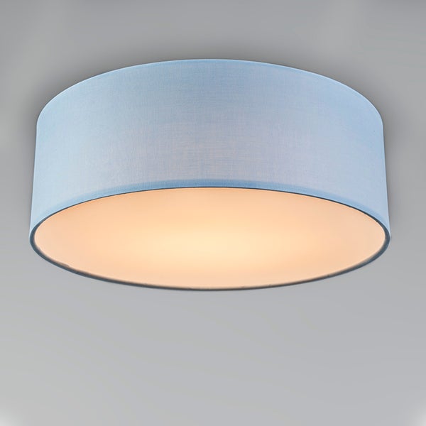 Runde Deckenleuchte mit hellblauem Textilschirm und Diffusor.