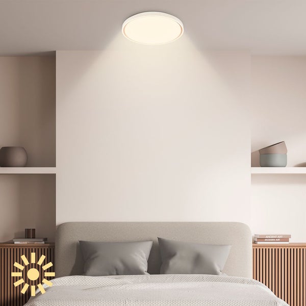 Schlafzimmer mit modernem Deckenspot und Nachttischen