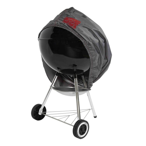 Graue Abdeckhaube für Kugelgrills, die über einen schwarzen Holzkohlegrill mit Rollen gezogen wird.