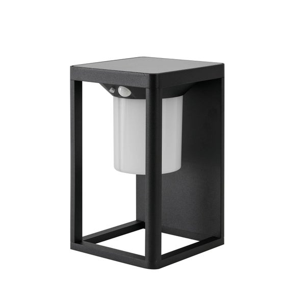 Schwarze Außenwandleuchte mit Bewegungsmelder, rechteckiger Rahmen, weißer Diffusor.