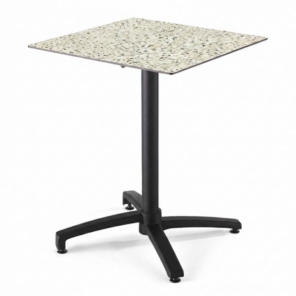 Quadratischer Bistrotisch mit gesprenkelter Tischplatte und schwarzem Metall-Säulengestell mit Kreuzfuß.