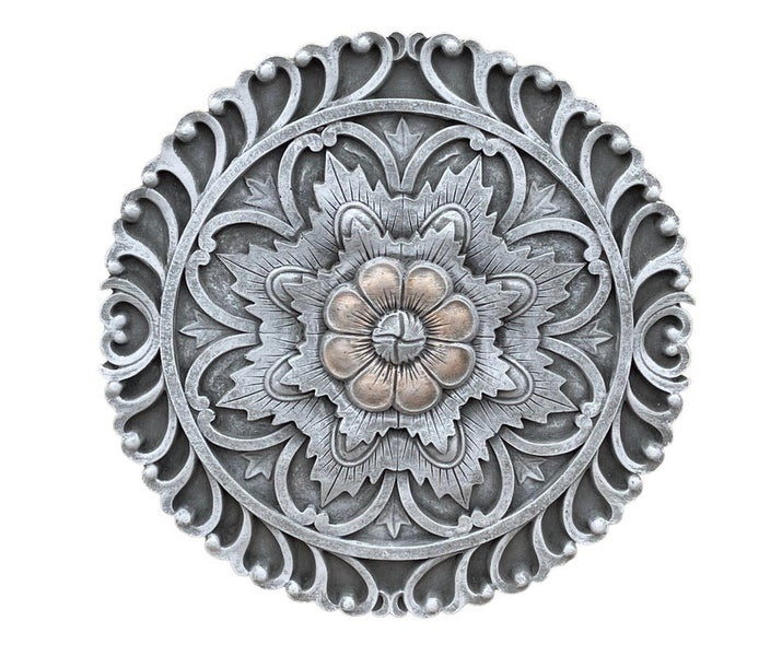 Dekorative Rosette in runder Form mit kunstvollem Blumenmuster als Wanddekoration