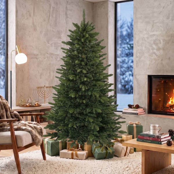 Familie mit Hund vor einem künstlichen Weihnachtsbaum in einem Wohnzimmer mit Kamin.