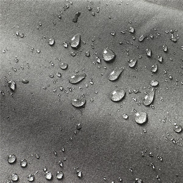 Nahaufnahme von Wassertropfen auf einem wasserabweisenden Gewebe