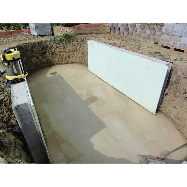 Baustelle mit Poolschalung und Fundamentplatte