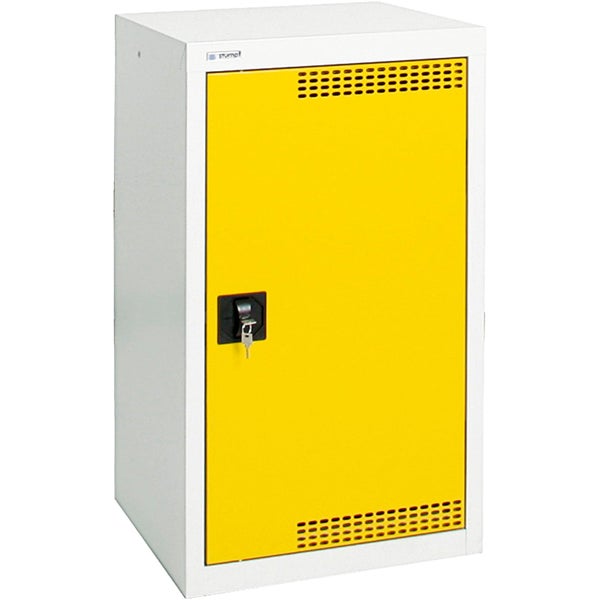 Nahaufnahme einer rot blühenden Akelei im Garten.