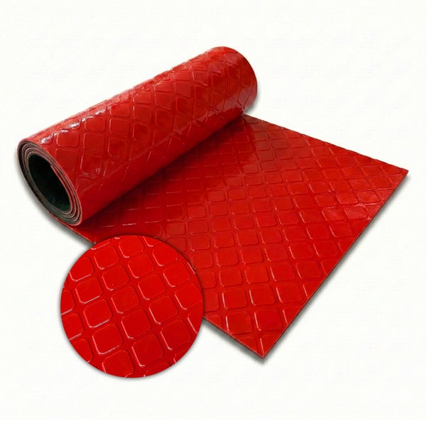 Rote Gummimatte mit quadratischem Muster, teilweise aufgerollt