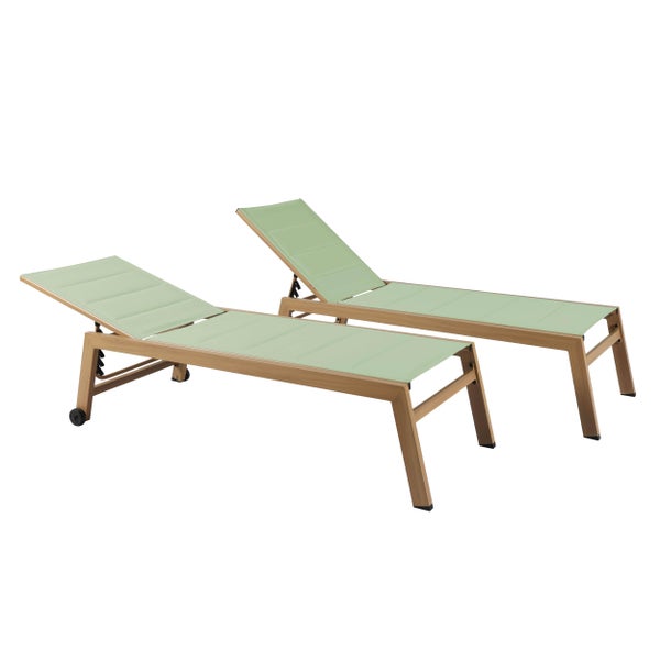 Zwei Gartenliegen mit Holzoptik-Gestell, grüner Textilbespannung, verstellbarer Rückenlehne und Rollen.
