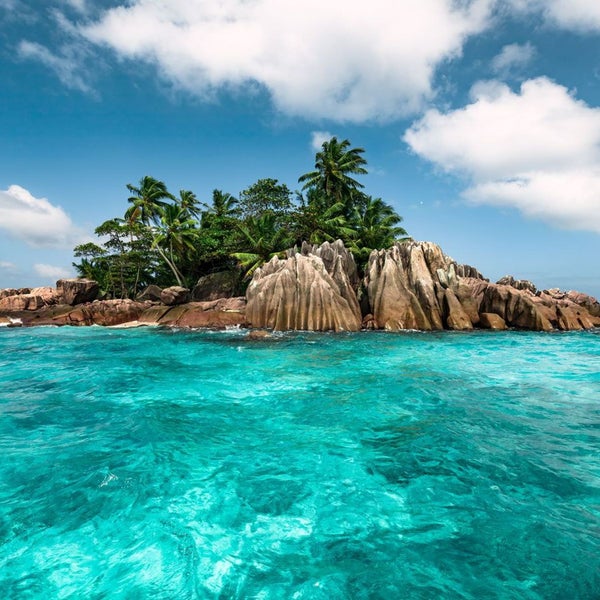 Insel mit Felsen und tropischer Vegetation im türkisfarbenen Wasser