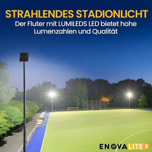 Strahler mit LED-Technologie auf einem Sportplatz bei Nacht für hohe Lichtleistung