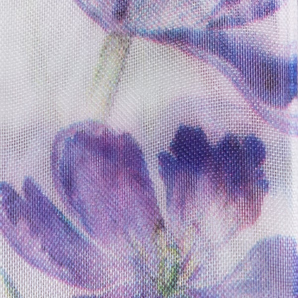 Nahaufnahme eines Netzstoffes mit lilafarbenem Blumenmuster für die Inneneinrichtung.
