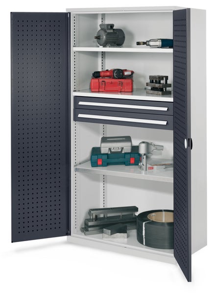 Werkzeugschrank mit Werkzeugen und Zubehör