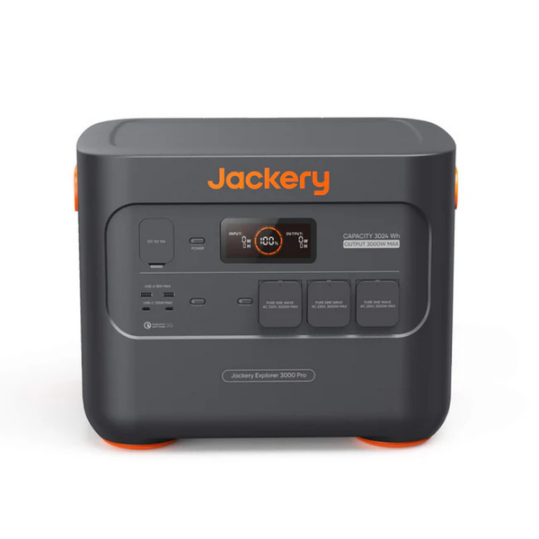 Tragbare Powerstation Jackery Explorer 3000 Pro mit 3024 Wattstunden Kapazität, 3000 Watt Leistung, Anzeige und verschiedenen Anschlüssen.