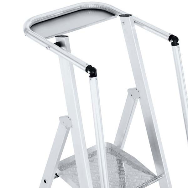 Detailansicht einer silberfarbenen Trittleiter mit Haltebügel