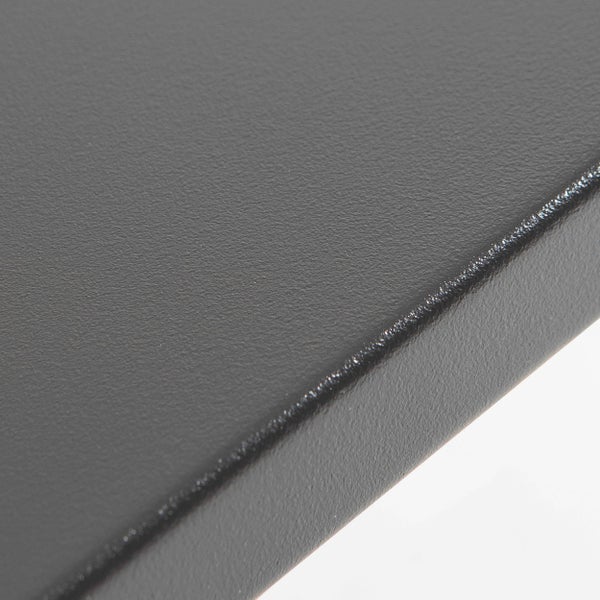 Detailaufnahme einer schwarzen, matten Metalloberfläche mit feiner Struktur.