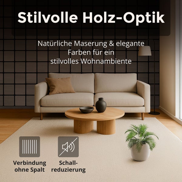 Akustikpaneele in Holzoptik an einer Wohnzimmerwand hinter einem Sofa. Symbole für spaltfreie Verbindung und Schallreduzierung.