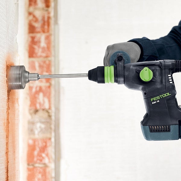 Festool Logo KHC 18 Akku-Bohrhammer beim Bohren eines Lochs in eine Ziegelwand