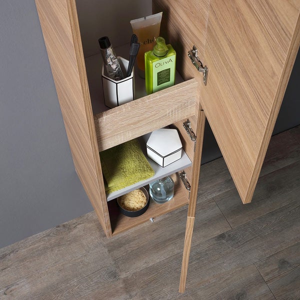 Offener Badezimmerschrank aus Holz mit verschiedenen Badutensilien