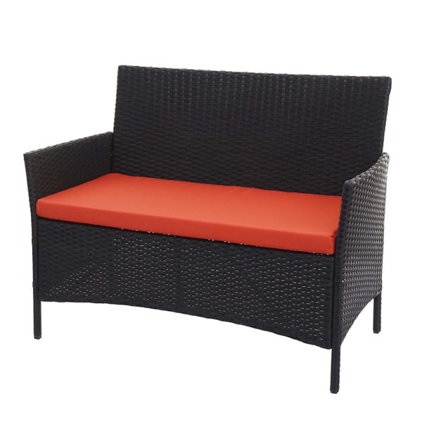 Gartenbank aus Polyrattan, 2-Sitzer mit roter Sitzauflage und Armlehnen.