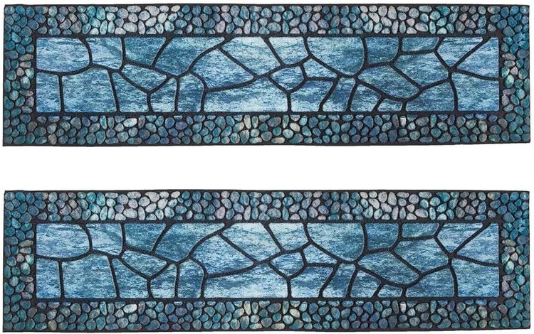 Zwei blaue Küchenläufer mit Bruchstein- und Kieselsteinmuster.