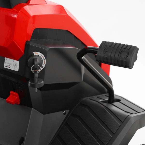 Detailaufnahme der Bedienelemente eines Rasentraktors mit Zündschloss inklusive Schlüssel, Schalthebel und Fußablage.