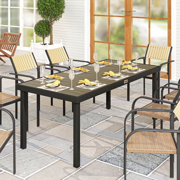 Gedeckter Gartentisch mit Holzlamellen und Metallrahmen, Platzsets, Tellern, Servietten, Besteck und Gläsern für den Außenbereich.
