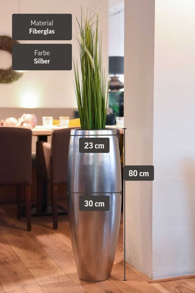 Hoher silberner Pflanzkübel aus Fiberglas mit 80 Zentimeter Höhe und 30 Zentimeter Durchmesser mit Kunstgras in einem hellen Wohnraum.