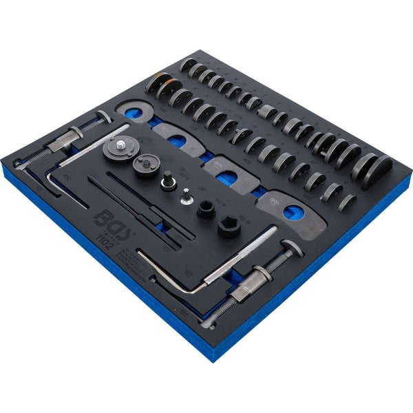 Metallregal mit Schweißgerät, Werkzeugkoffer, Benzinkanister und Karton