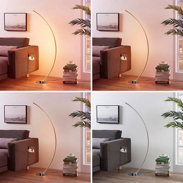 Moderne LED Bogenleuchte in einem Wohnzimmer neben einem Sofa, Darstellung verschiedener Farbtemperaturen von warmweiß bis kaltweiß.