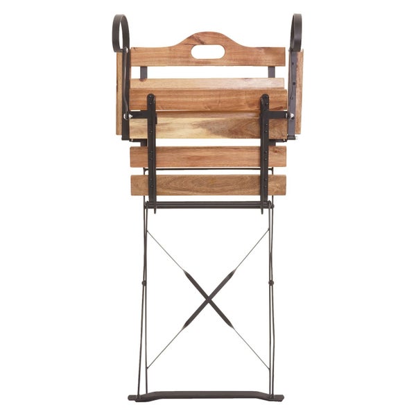 Zusammengeklappter Holzklappstuhl mit Metallgestell.