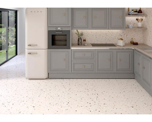 Helle Feinsteinzeugfliese