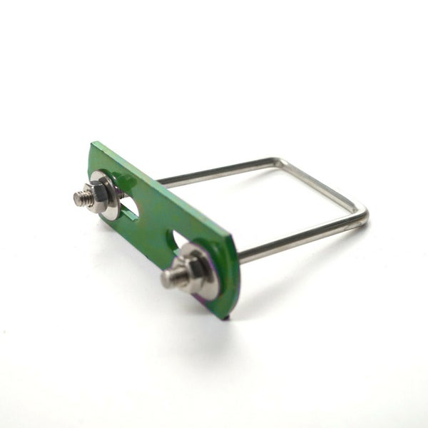 Befestigungselement mit Bügel, Muttern und Unterlegscheiben