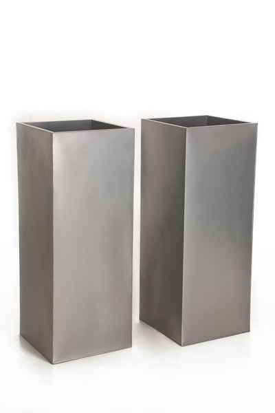 Zwei hohe, rechteckige Pflanzensäulen aus Metall.