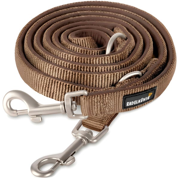 Aufgerollte braune Hundeleine aus gepolstertem Nylon mit zwei Karabinern und Metallringen, Rudelkönig Logo.