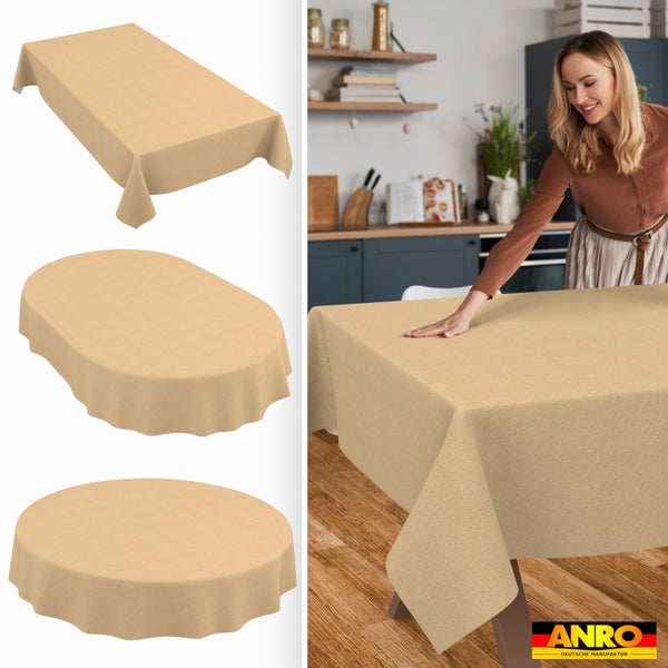 Strukturierte beige Tischdecke in rechteckiger, ovaler und runder Form. Eine Frau glättet die Decke auf einem Tisch in der Küche. ANRO Logo.