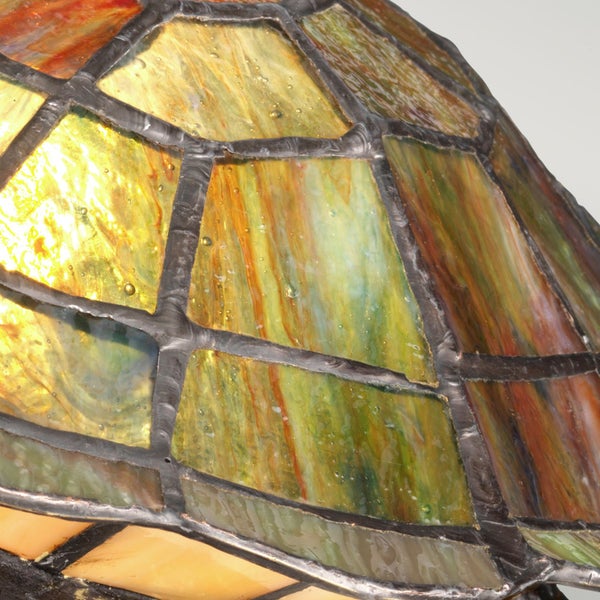 Detailaufnahme einer Tiffany Lampe mit Glasmosaik